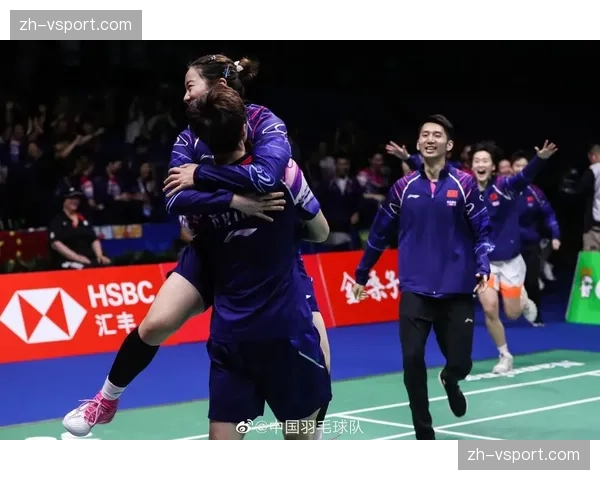 特写：终场哨响，伯恩茅斯主帅伊拉奥塔与教练组激情相拥